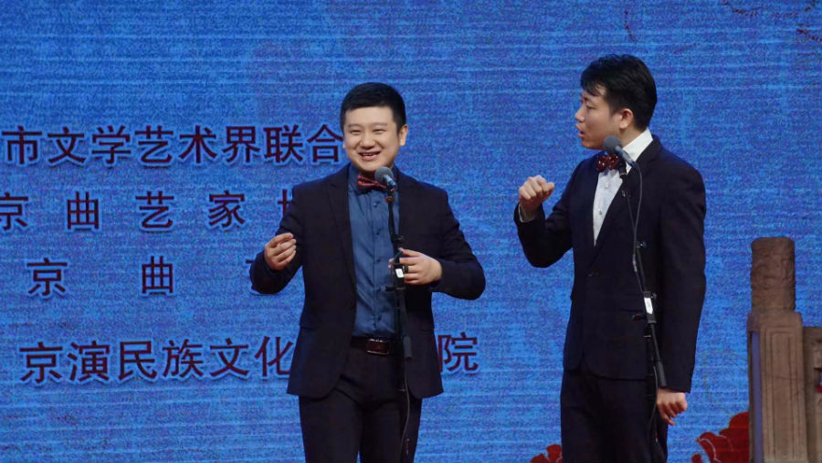 李寅飞,叶蓬表演相声《这儿是居委会》 主办方供图 千龙网发李增瑞