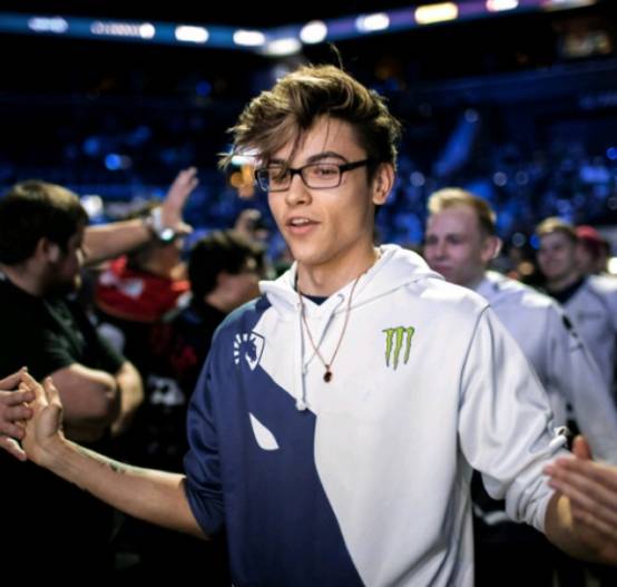 因为twistzz所在的战队与虎牙直播签订了合约,他也被