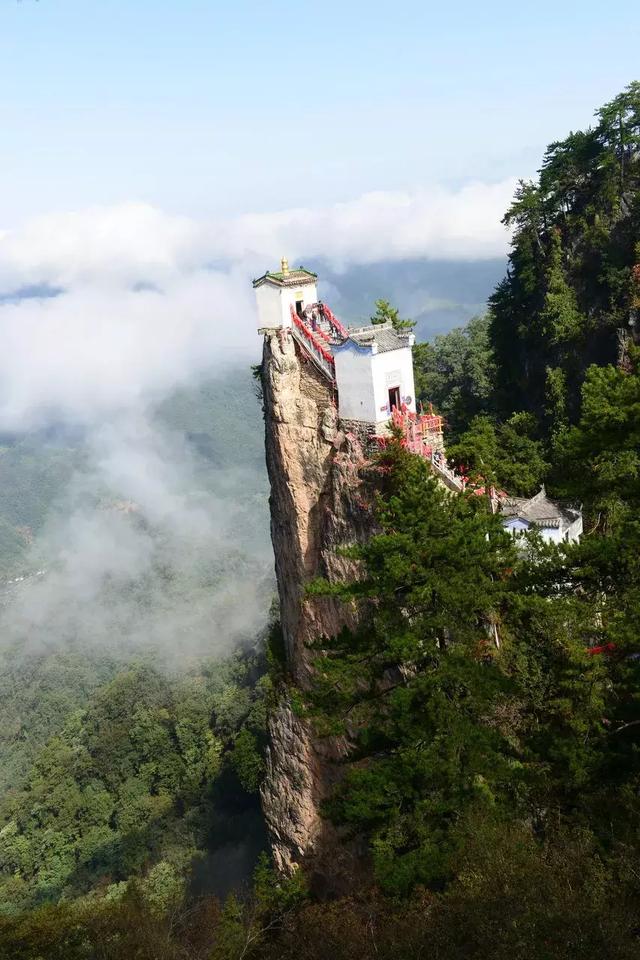 佛教寺庙深山图片