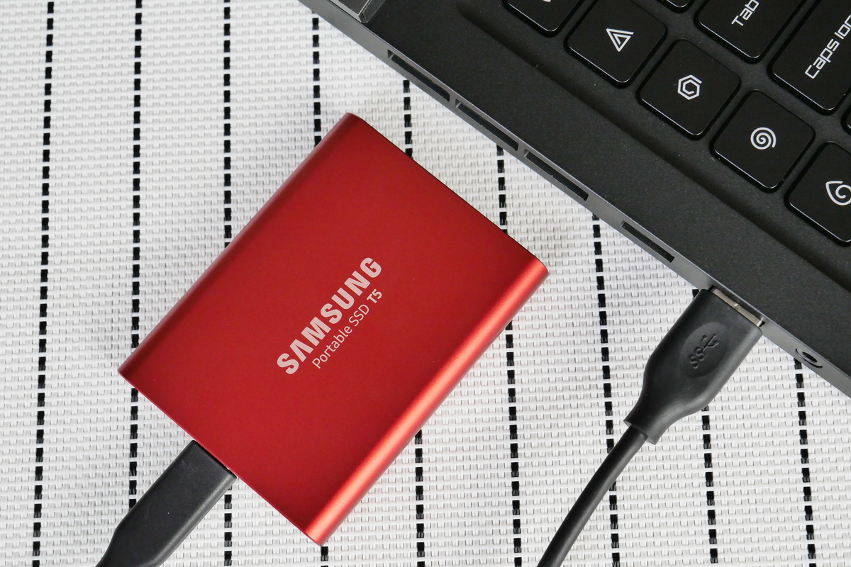 三星t5移动硬盘图赏: 穿衣显瘦 脱衣有肉