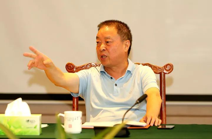 邵钦祥主持花园村党委会议就相关事宜进行研究部署