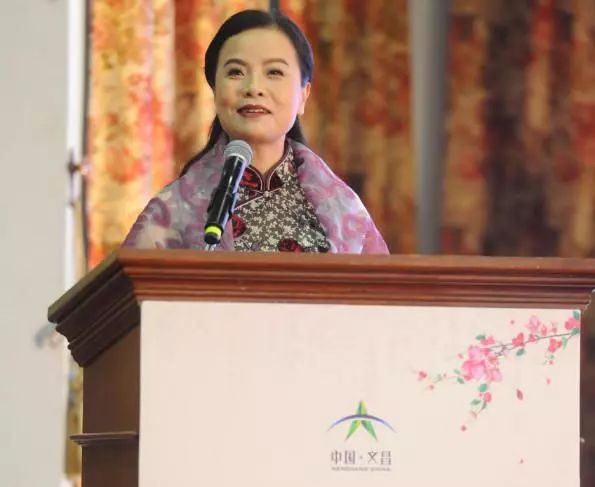 主持人宣布活动正式开始后,李娇慧率先上台致辞,对所