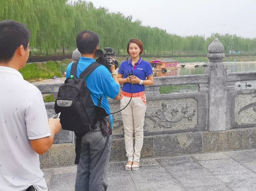 女记者光脚在雨中做报道被质疑作秀,我告诉你她为什么不穿雨鞋