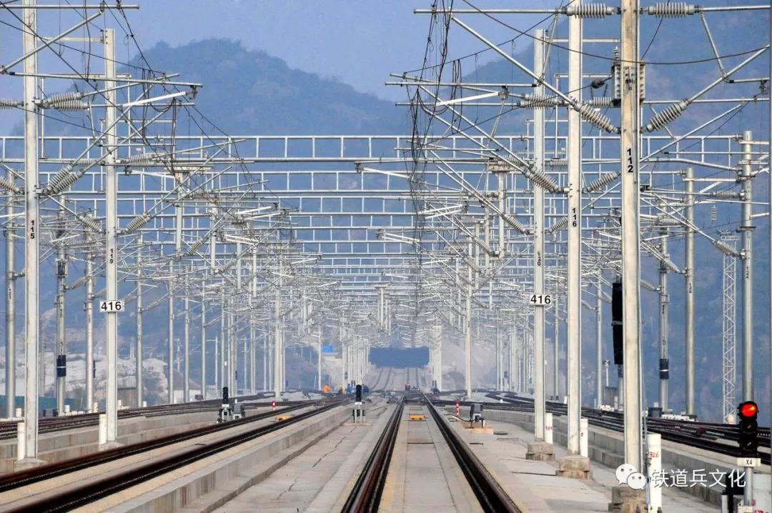 贵广高铁四电集成工程同智慧机电联盟代表合影陪同天津市规划局领导在