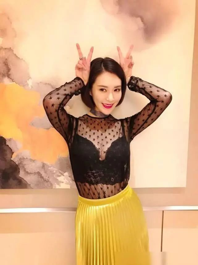 王晶约饭自己御用女主胡然,吃完后王晶主动牵手,一同返回家中