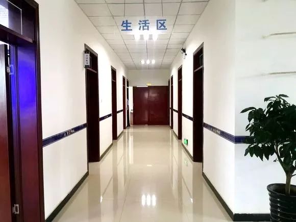 带领群众及企业代表在派出所院内和办案区,办公区,生活区进行参观,并