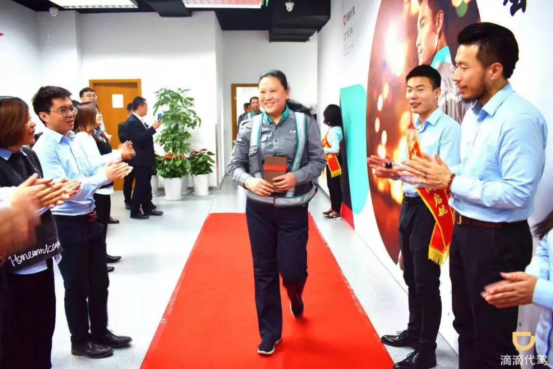 "这位女司机美丽又霸气!_胡彦平