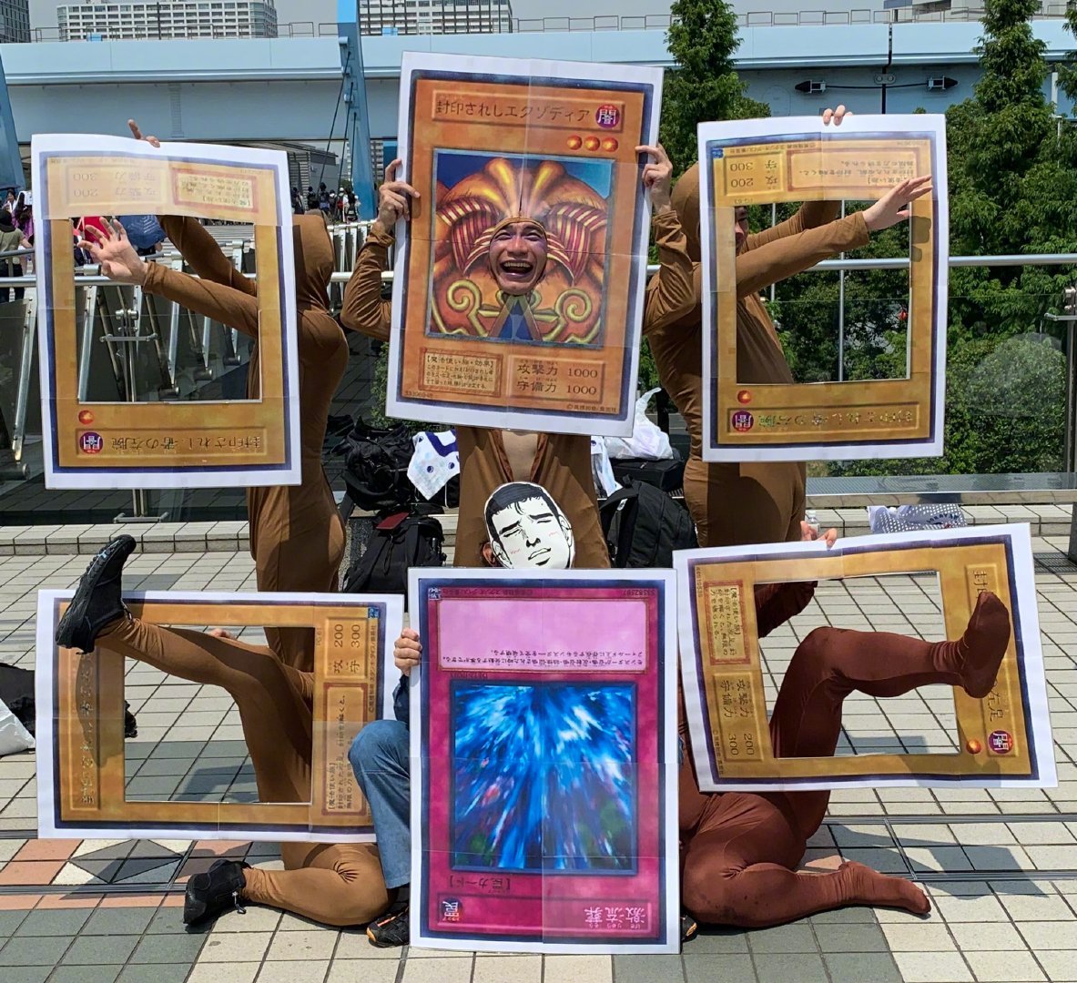 分别是《天气之子》里的女主天野阳菜和《你的名字》里的女主宫水三叶