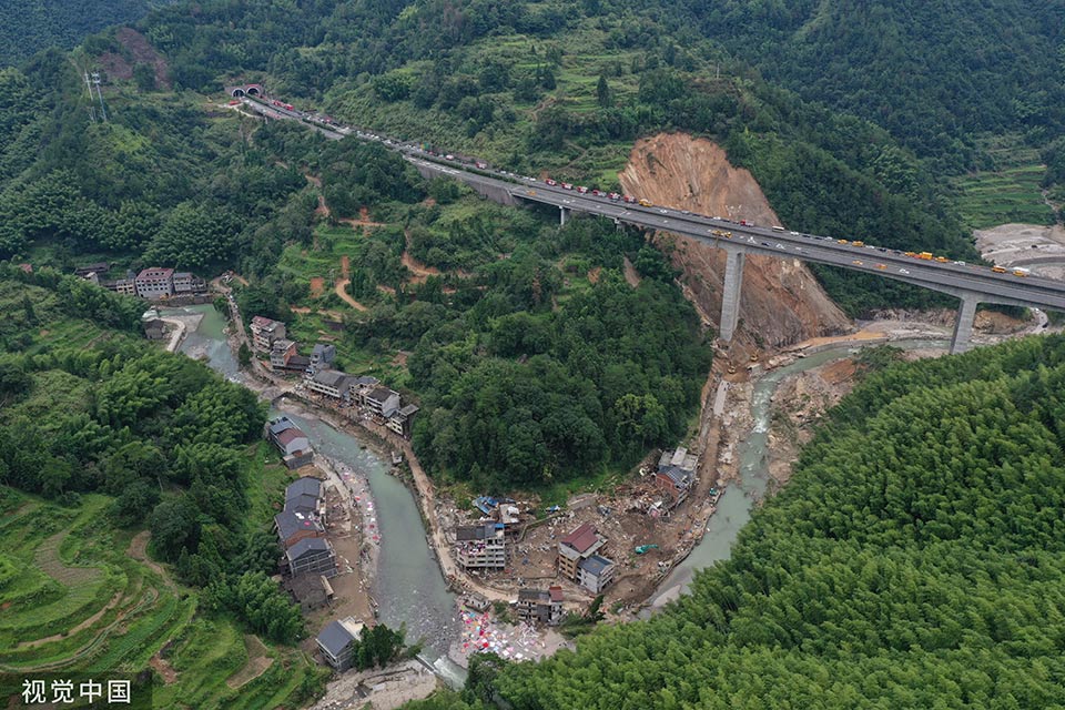 温州永嘉山体滑坡灾后36小时 清秀山村变满目疮痍