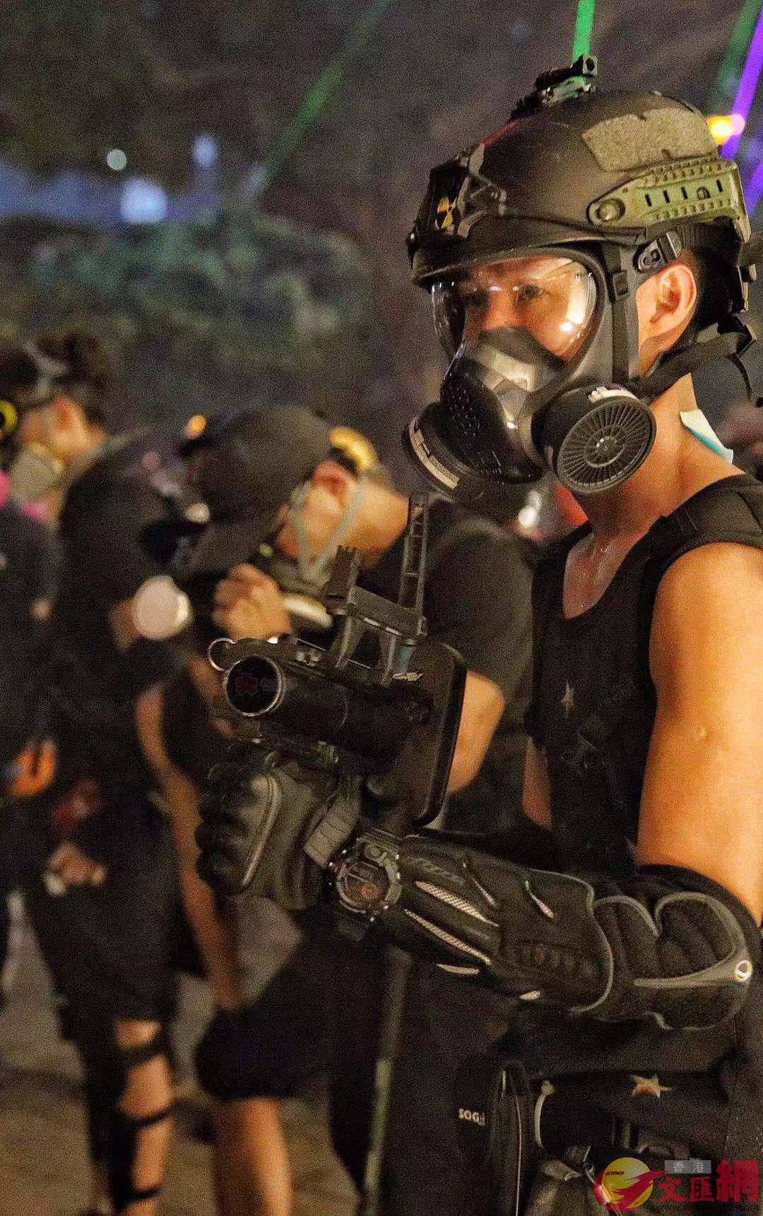 暴力升级香港暴徒扔汽油弹带枪袭警 市民吁止暴制乱