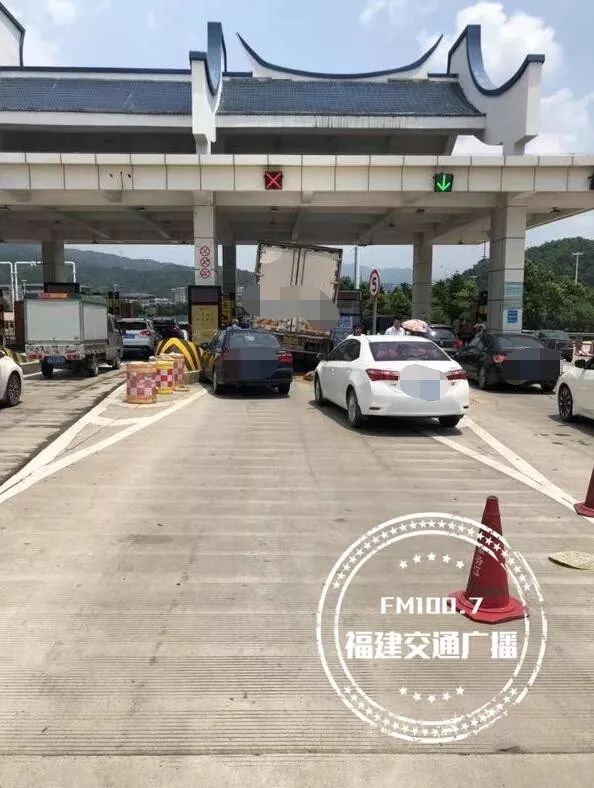 福州桂湖收费站,一货车失控后撞向票道又连撞三小车!