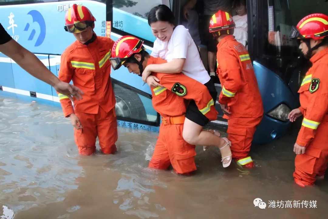 2车4人被困!高新消防背人推车