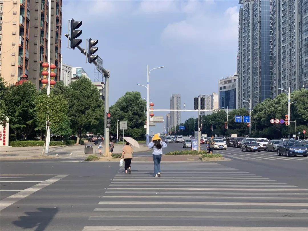 益阳市十大不文明行为评议改专项行动行人闯红灯乱穿马路