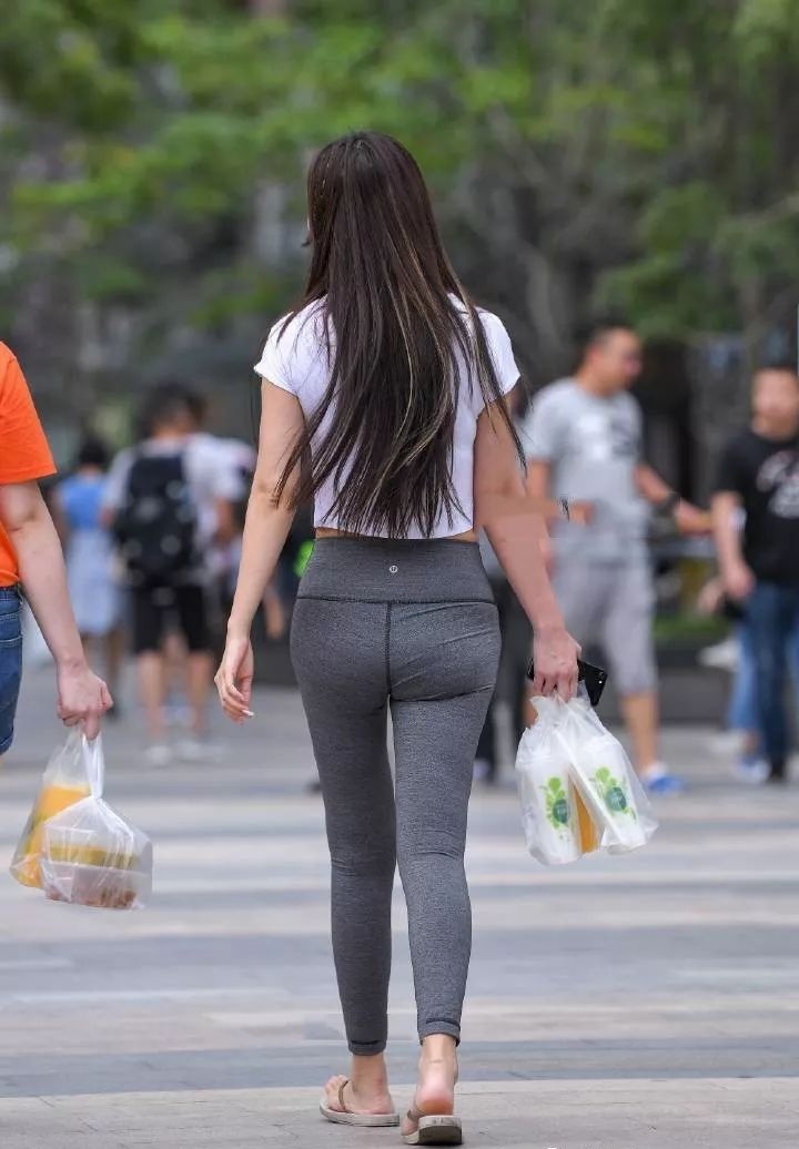 街拍美女小姐姐灰色打底裤配紧身t恤洋溢着完美气质