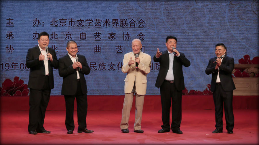 李增瑞,甄齐等表演群口相声《我是回天志愿者》 主办方供图 千龙网发