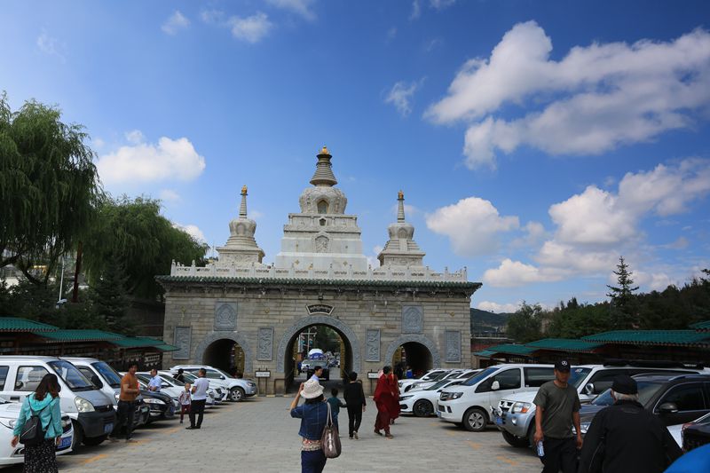 北山门塔尔寺的堆绣,壁画和酥油花,被称为"艺术三绝".