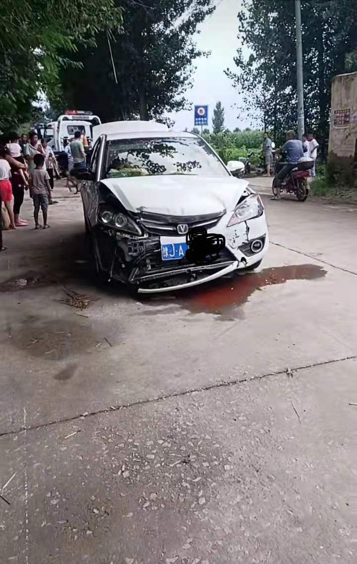 濮阳发生一起惊魂车祸,两车相撞,一车冲入河沟