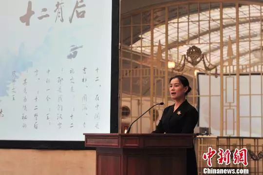 推介会上,具有遵义市地方特色的文化演出——变脸,肩上芭蕾,赢得了