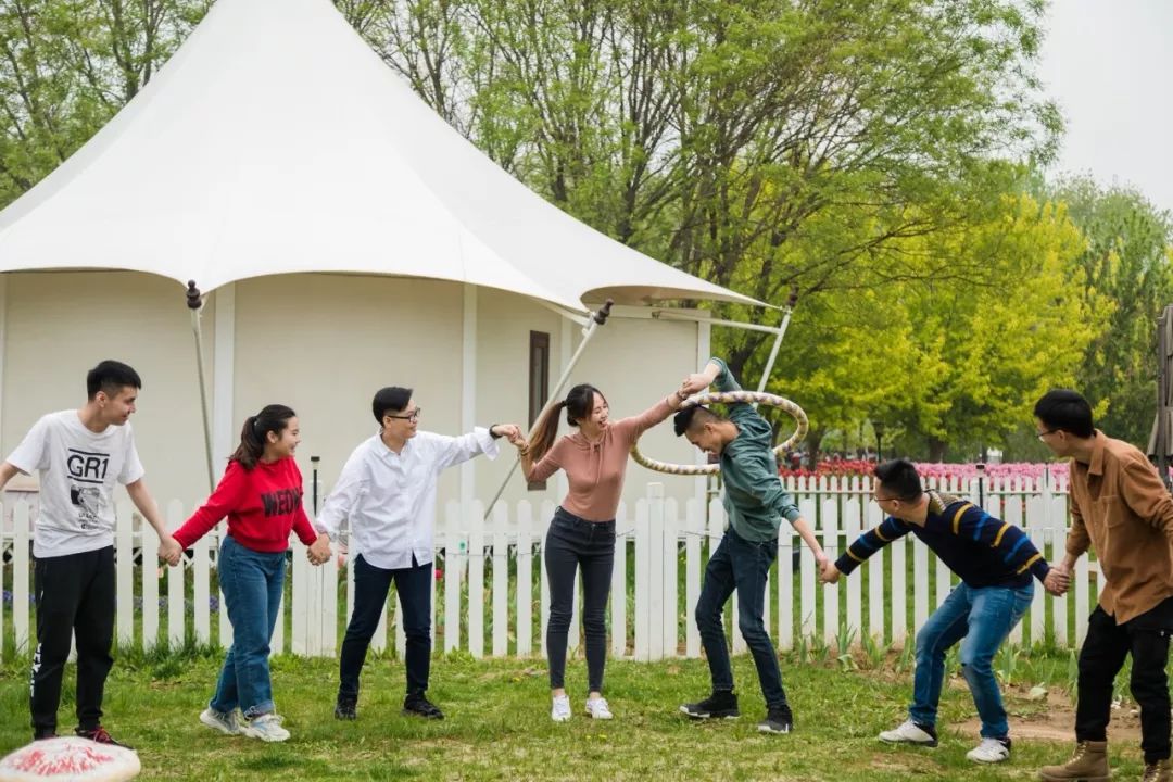 包一片草坪,撕名牌,踩气球,广阔天地任"遨游"