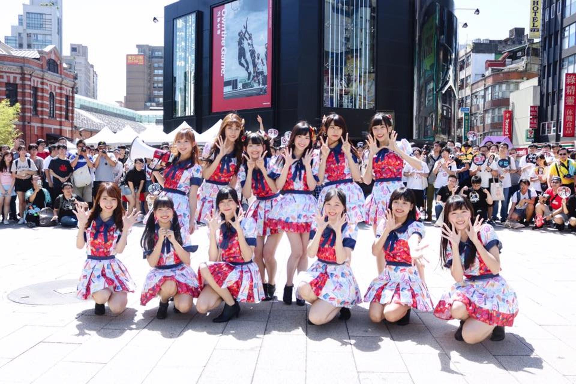 36度高温 akb48近距离与粉丝互动快闪 12位成员短裙