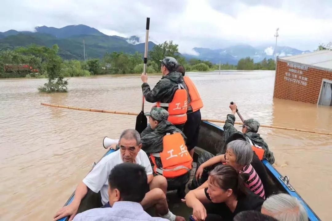 皮划艇世界冠军在临海转移受灾群众台州的这些救援瞬间让人流泪