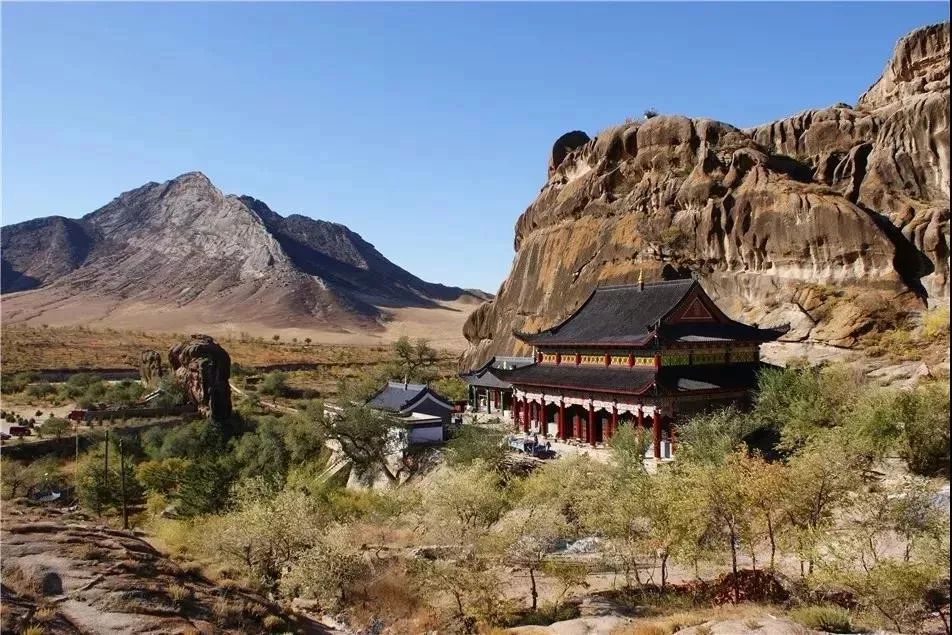 召庙风景区位于赤峰市巴林左旗林东镇南20公里处,始建于辽王朝,占地