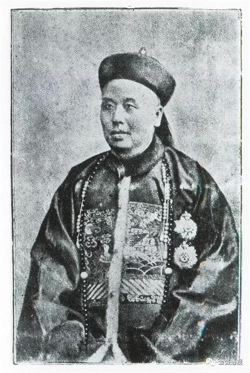 1907 年,由于缴纳借贷负债累累的卢九悬梁自缢,一代赌王就此陨落.