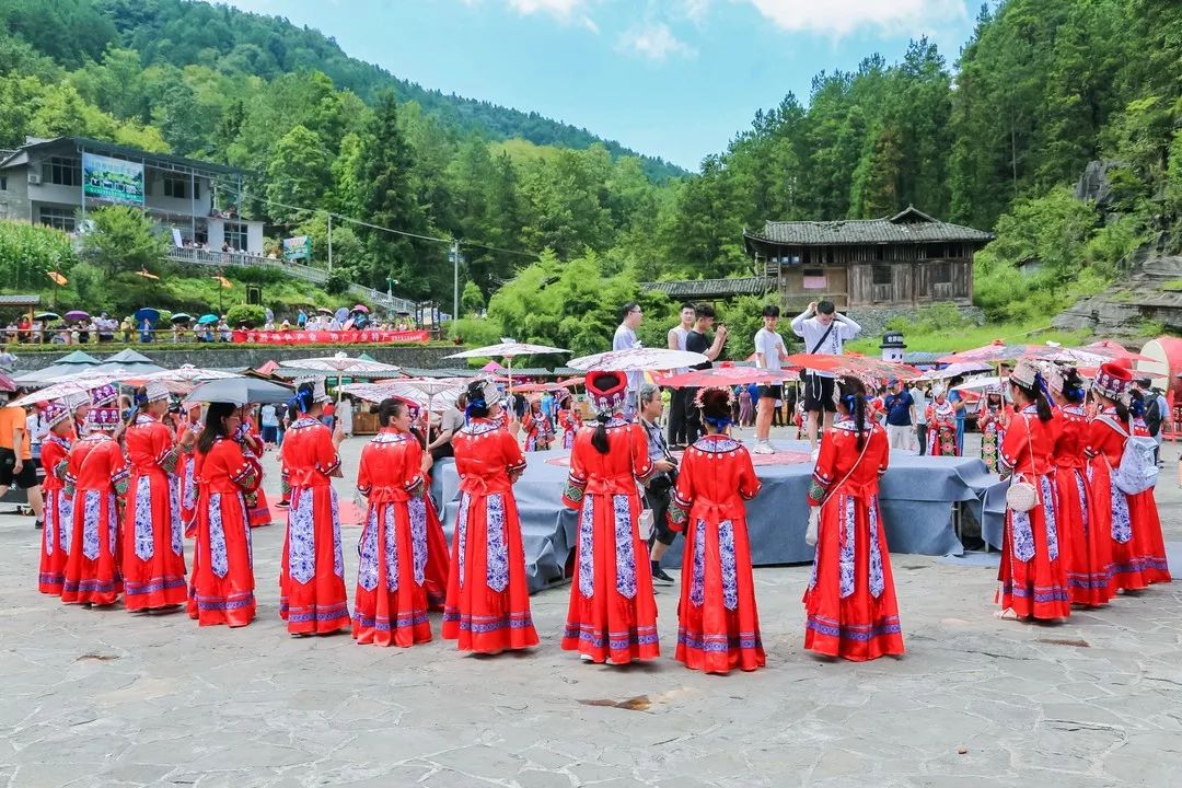 2019土家女儿会盛大开幕 百寨万人齐聚奥山集团梭布垭石林景区_恩施