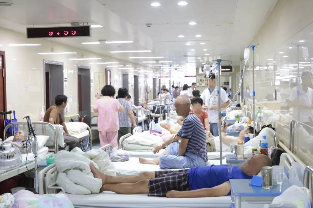 老年病人也逐年增多,安徽省针灸医院康复科的床位全年紧张无空档,不少