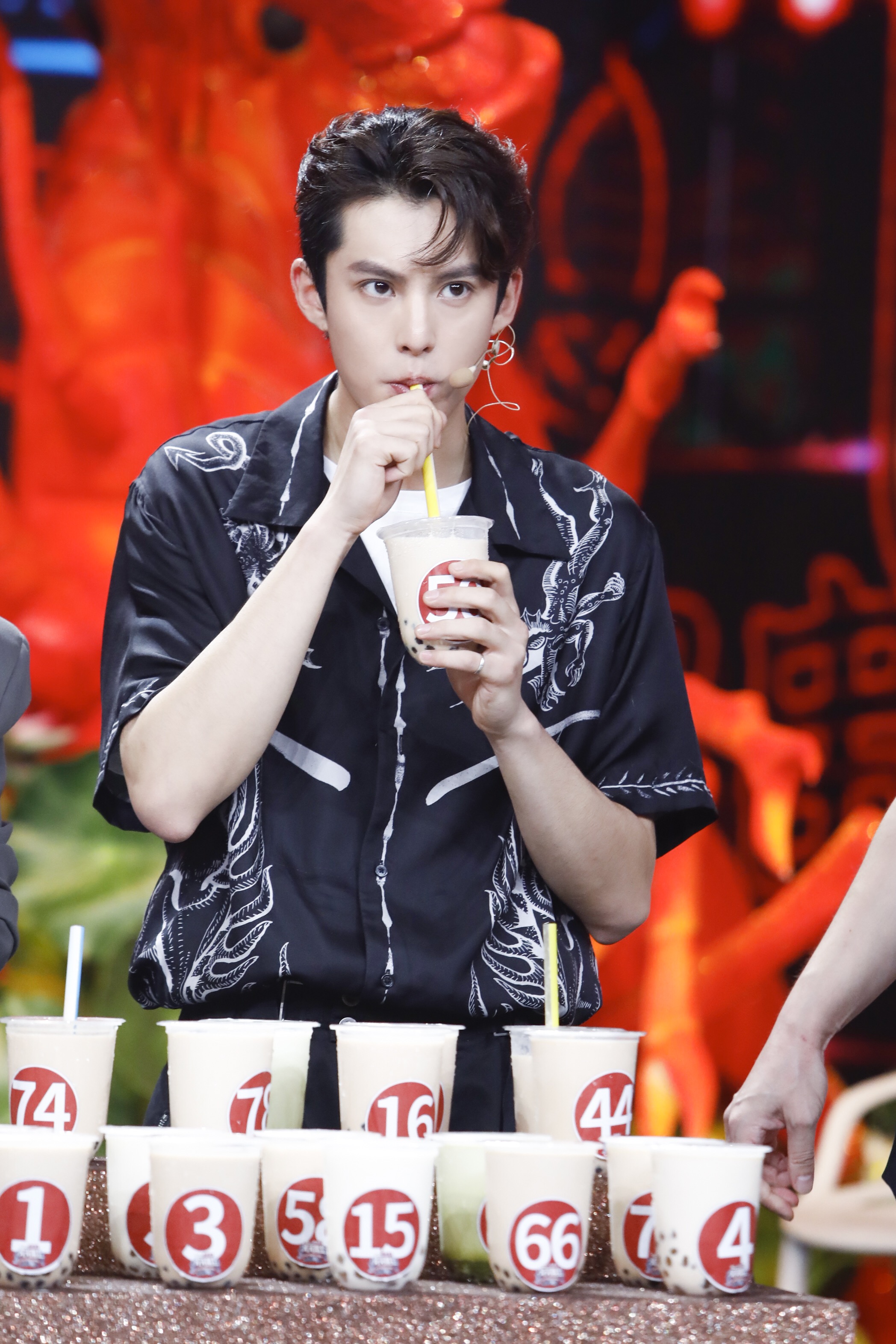 王鹤棣天天向上化身少东家宣传垃圾分类热心环保