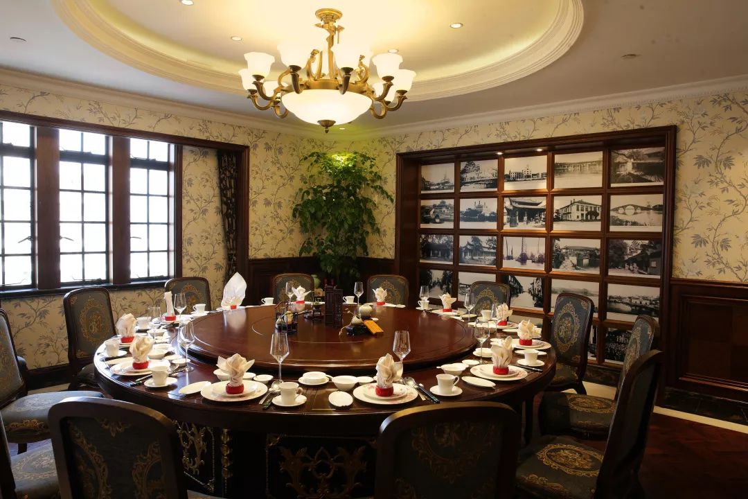 团队压力很大,因为银河宾馆甬府酒楼楼面更大,但每个月也不过220万