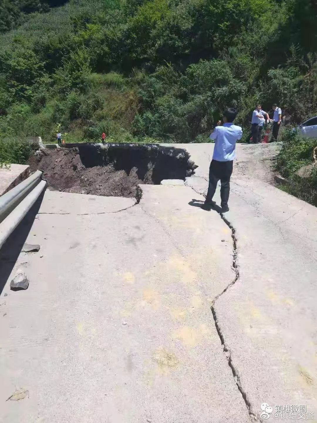 镇雄牛场至坪上一路段垮塌瞬间,交警发布交通管制公告!