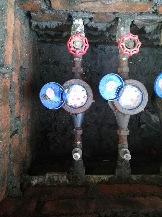 我家水表越转越快水费多了2倍原来不是漏水问题出在这