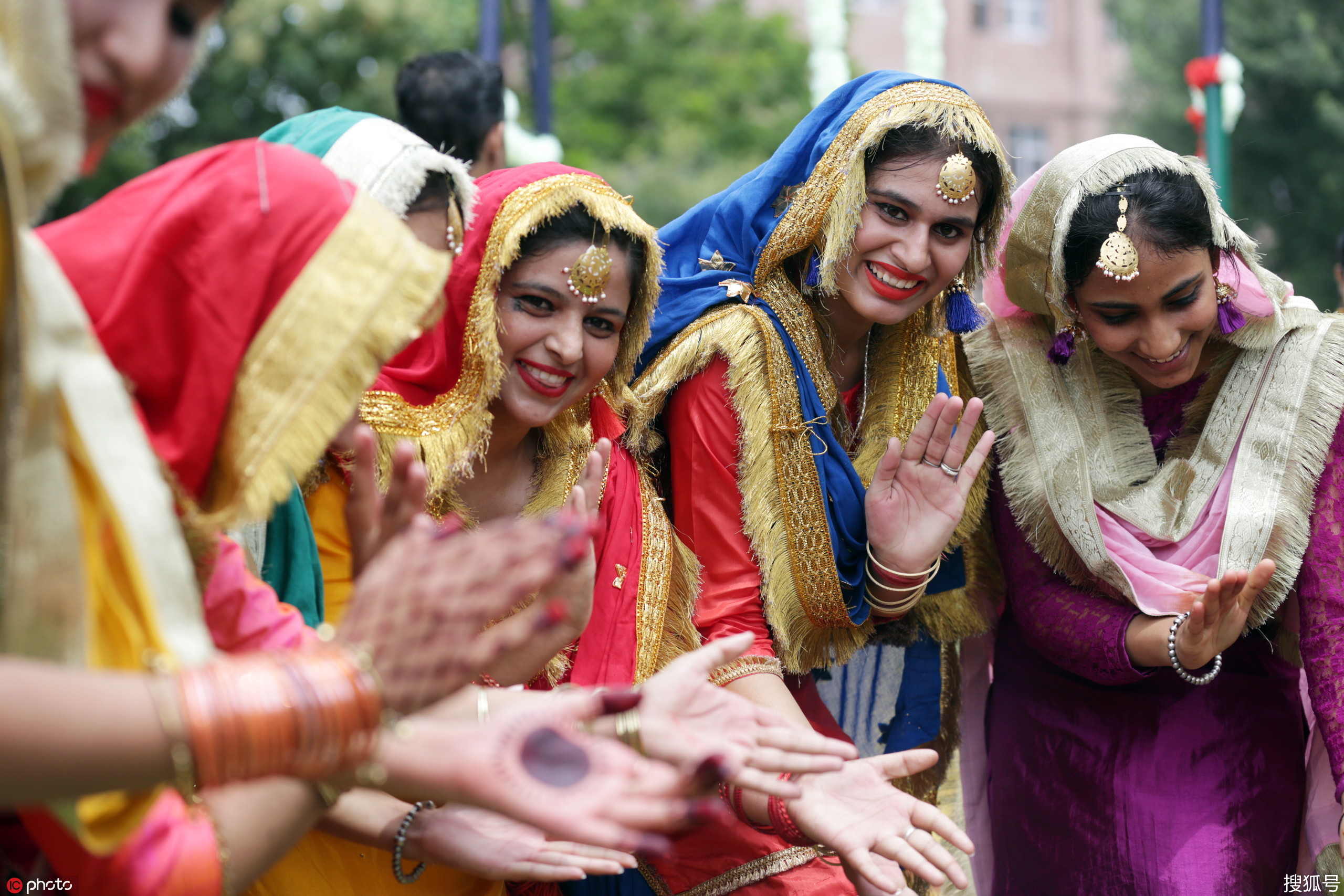 印度女大学生参加提吉节 载歌载舞笑靥如花