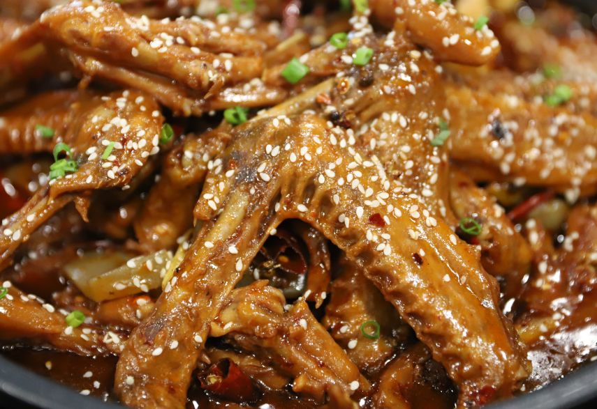 秘炼红油炒制悉心卤制8小时恋锅鸭爪爪 鸭翅将两者用秘方特制的卤汤每