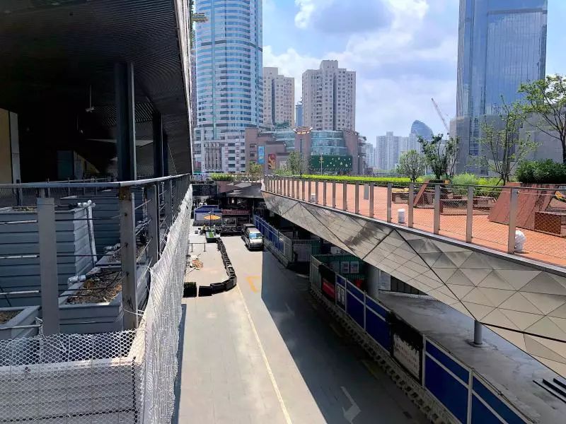 t20大厦(图左)与连廊二层平台有5米以上距离.