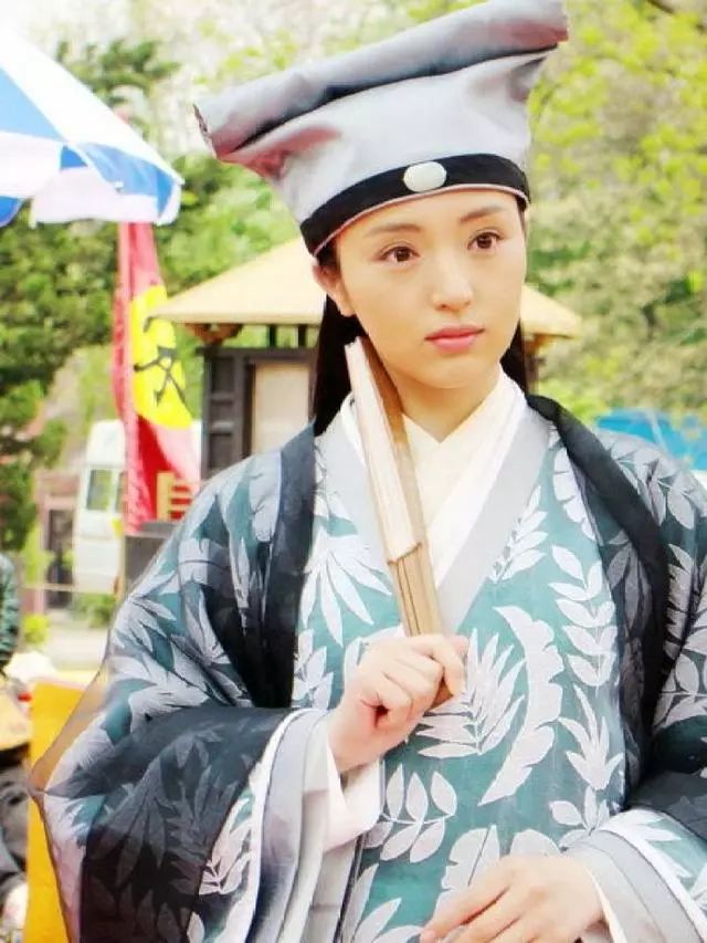 有史料载,苏轼有个叫苏八娘的胞姐,属于那种"小清新"型美女,聪明好学