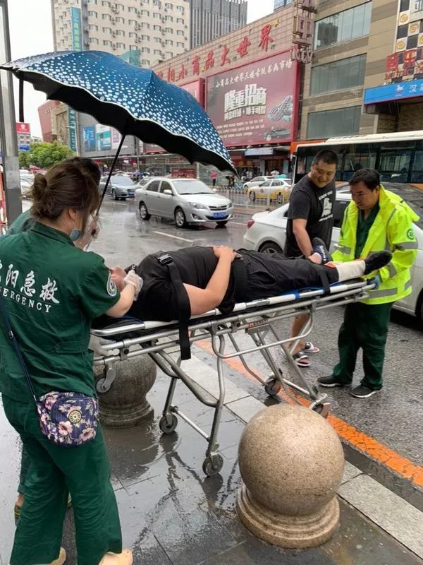 【醫患故事】雨天路滑男子摔倒無法起身,急救醫生風雨中為患者撐起一