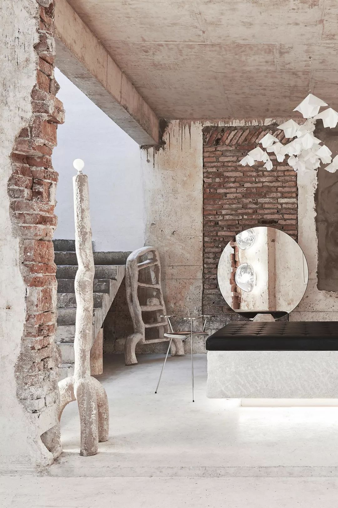 无华的气息,厚重而沉稳,再次呈现斑驳粗旷的质感,墙体在经历洗刷之后