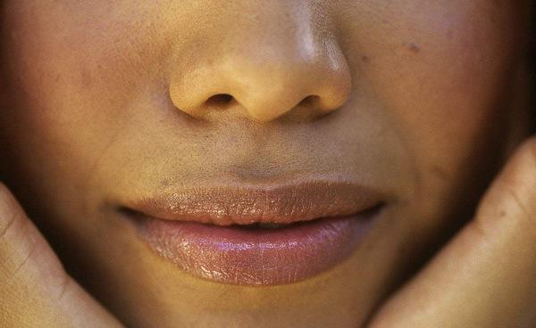 嘴巴发紫一般正常健康的人,嘴唇颜色是淡粉色的,嘴巴发紫是身体缺氧的