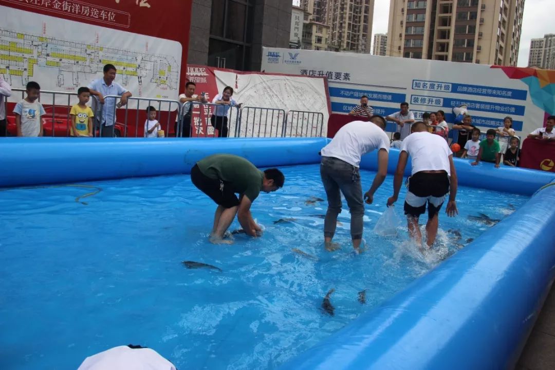 活动回顾上周末希望城抓鱼活动现场火爆万斤活鱼一抢而空