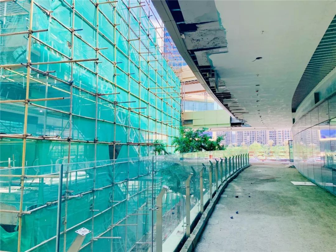 走廊一角金街顶楼情况电梯已安装到位各楼层情况保利mall与金街之前的