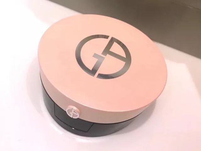 明星同款,阿玛尼"珍藏版"樱花粉气垫,由内而外透亮发光.