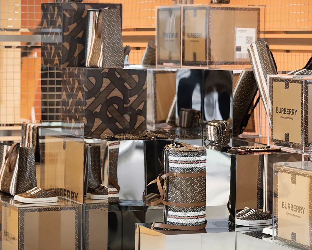 burberry在青岛开设限时精品店羽西携手文淇鞠婧祎出限量系列啦