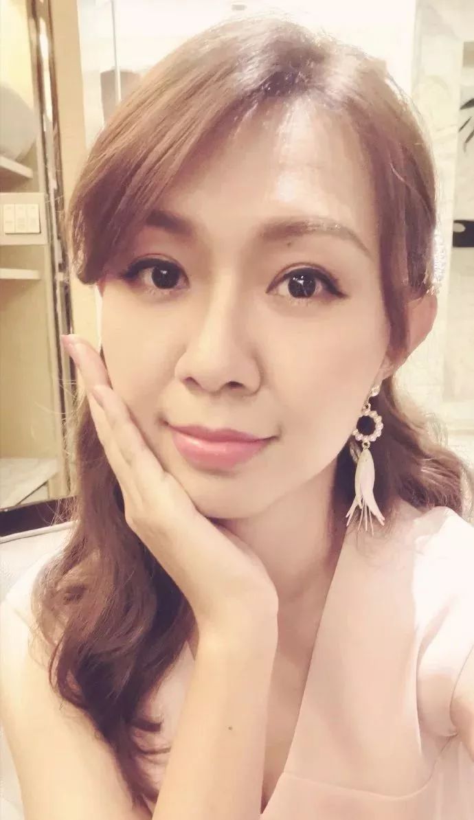 38岁卓依婷近照曝光,花衬衫素颜生图显老,身材发福笑容灿烂_照片