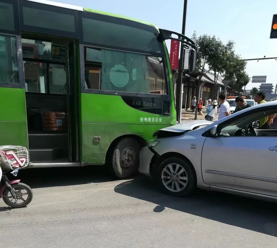 忻州:公交车与轿车在路口相撞,现场实拍.