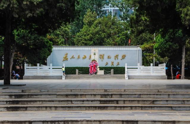 焦裕祿烈士墓,焦裕祿同志紀念館等,是中軸對稱紀念性園林