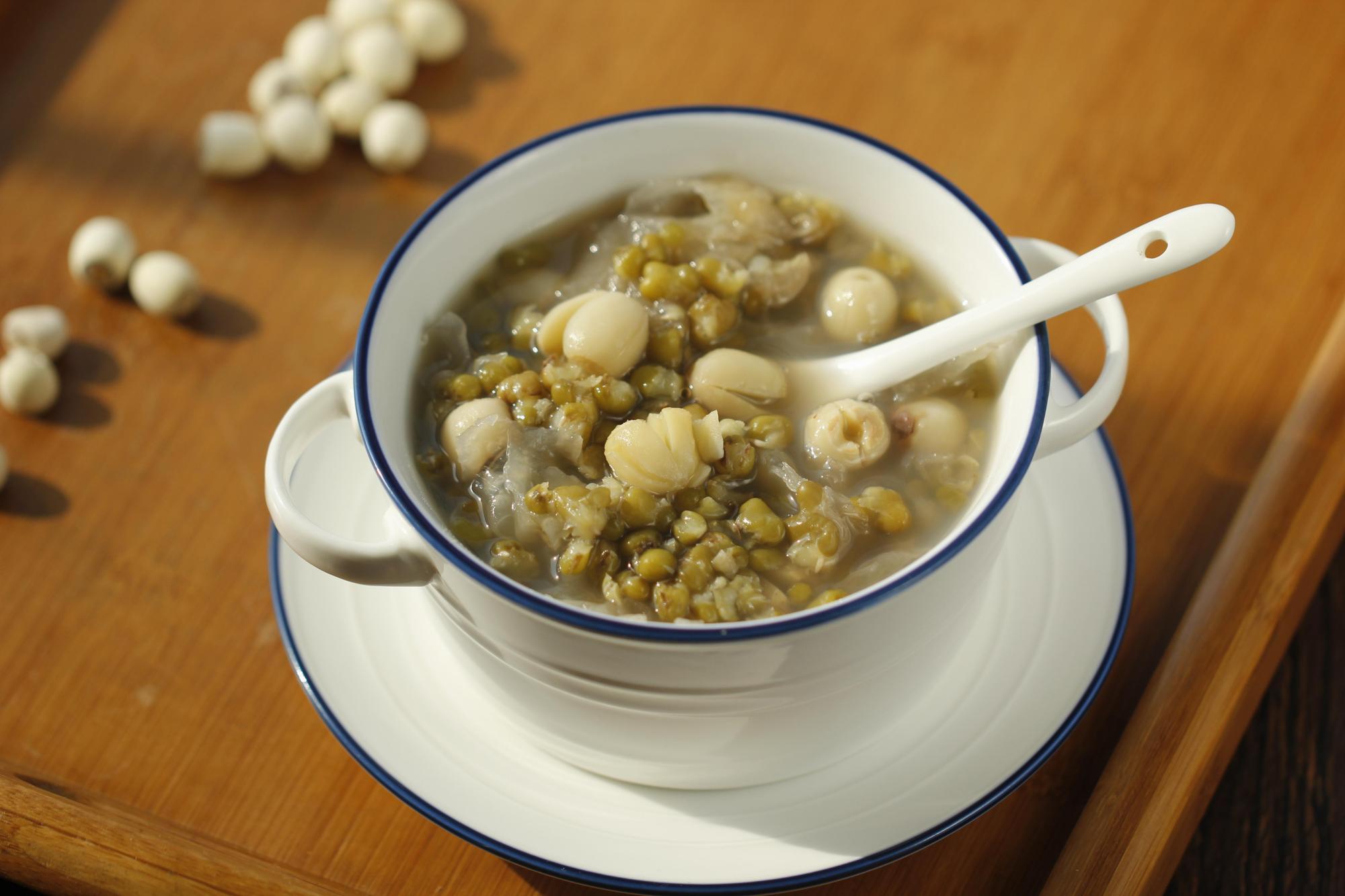 为了缩短时间,要先将不易熟的绿豆和莲子提前浸泡2个小时以上; 2.