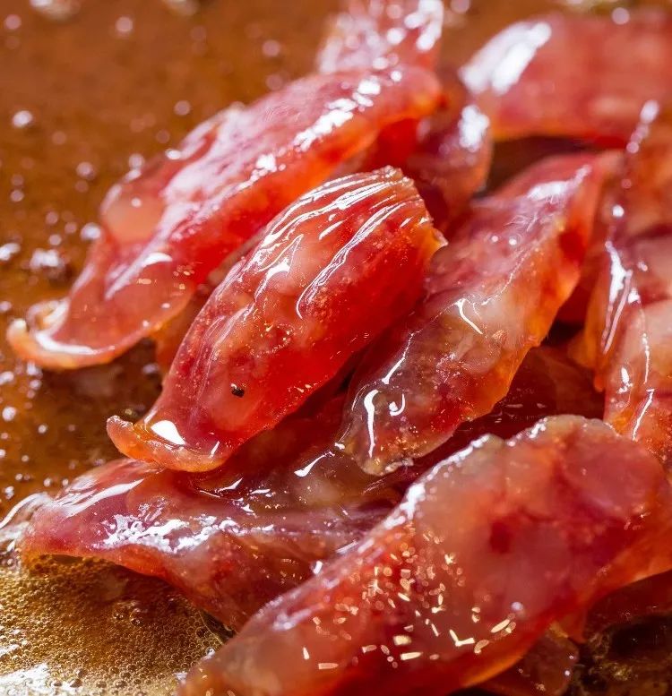 烤熟后的小香肠吃起来有一丝回甜表面脆脆的但里面包含的肉嘎嘎却又