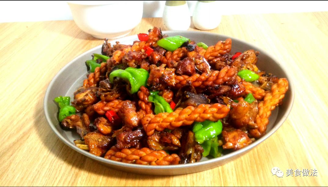 2斤鸡肉4两麻花教你一个超级下饭的吃法好吃到你都不想放下筷